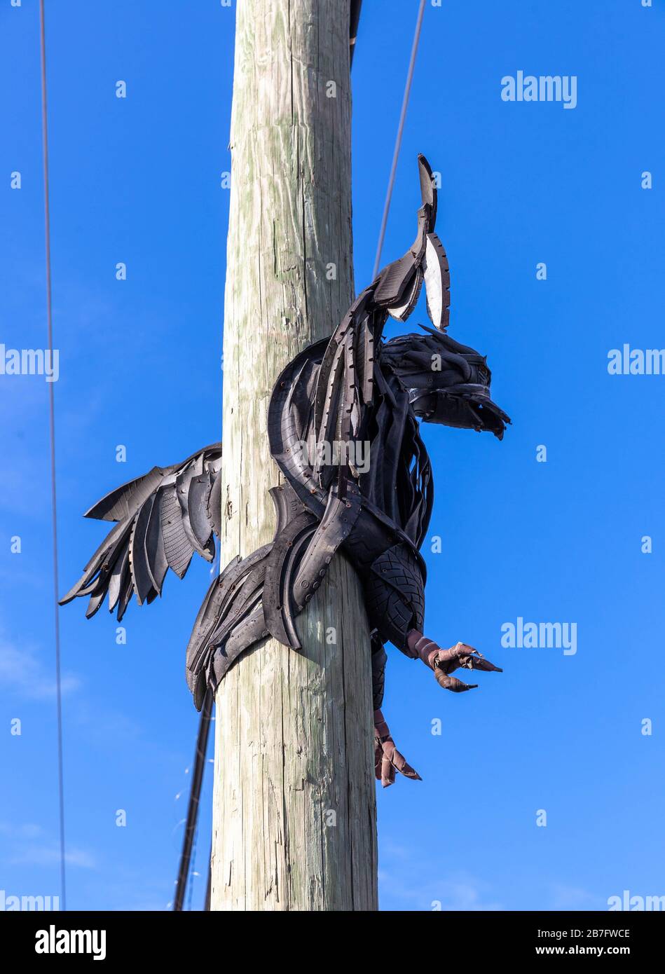 Eine Adler-Skulptur, aus Gummistücken, befestigt auf einem Holzmast, Wynwood Art District, Miami, Florida, USA. Stockfoto