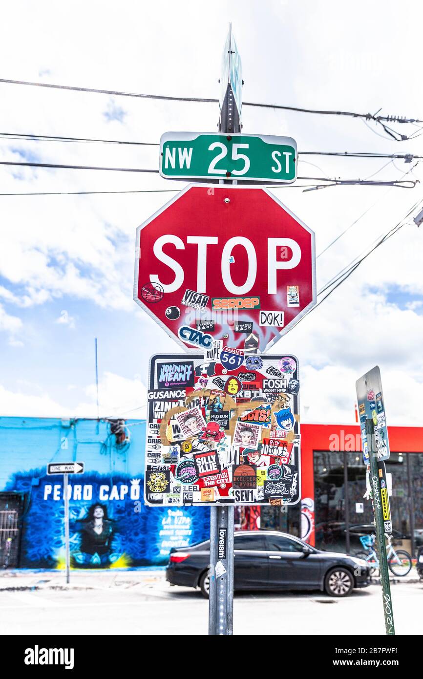 Ein mit Aufklebern dekoriertes Verkehrszeichen, Wynwood Art District, Miami, Florida, USA. Stockfoto