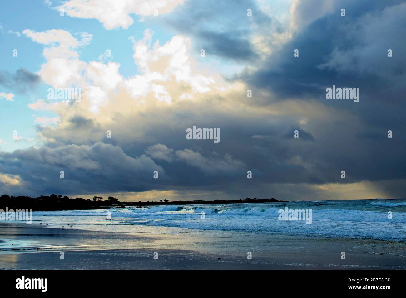 Monterey, Kalifornien, USA. März 2020. Sturmwolken sammeln sich über dem Pazifik vor Monterey, Kalifornien, um noch mehr zu dämpfen, die Stimmung eines depressiven Staates, der von der COVID-19-Virus-Pandemie bedroht ist. Kredit: Motofoto/Alamy Live News Stockfoto
