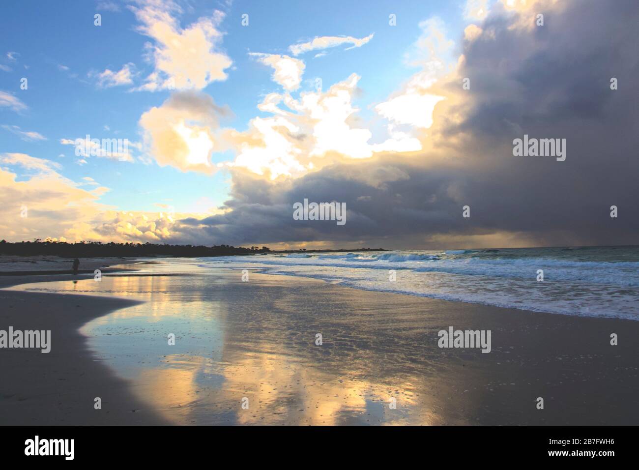 Monterey, Kalifornien, USA. März 2020. Sturmwolken sammeln sich über dem Pazifik vor Monterey, Kalifornien, um noch mehr zu dämpfen, die Stimmung eines depressiven Staates, der von der COVID-19-Virus-Pandemie bedroht ist. Kredit: Motofoto/Alamy Live News Stockfoto