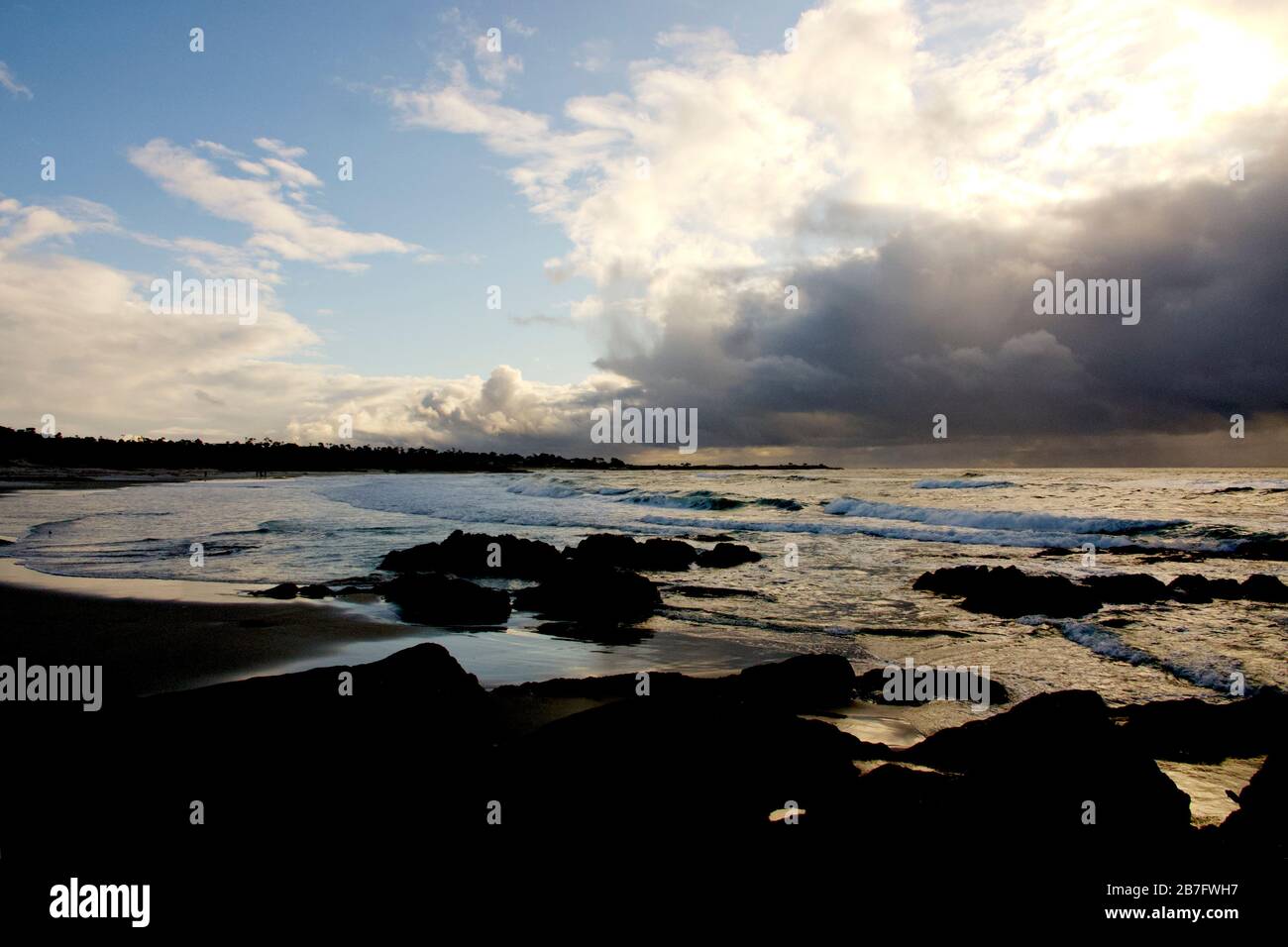 Monterey, Kalifornien, USA. März 2020. Sturmwolken sammeln sich über dem Pazifik vor Monterey, Kalifornien, um noch mehr zu dämpfen, die Stimmung eines depressiven Staates, der von der COVID-19-Virus-Pandemie bedroht ist. Kredit: Motofoto/Alamy Live News Stockfoto