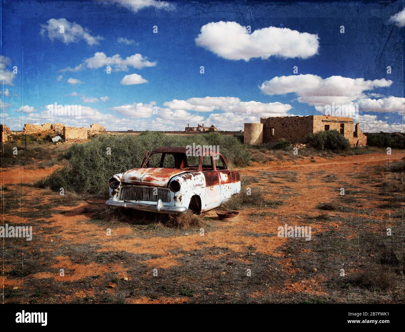 Grunge-Schnitt eines verlassenen Autos in Farina, Outback South Australia. Stockfoto