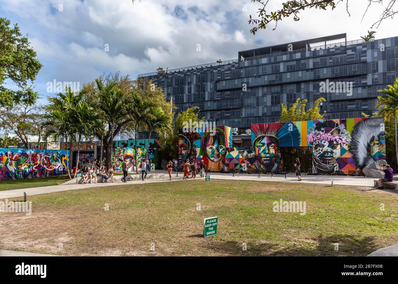 Besucher in Wynwood Walls, Wynwood Art District, Miami, Florida, USA. Stockfoto