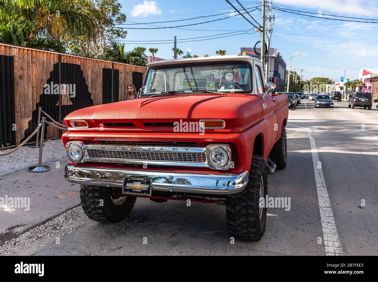 Vorderansicht eines alten Chevrolet-Pickups, der auf der Seite einer Straße, Wynwood Nachbarschaft, Miami, Florida, USA, geparkt ist. Stockfoto