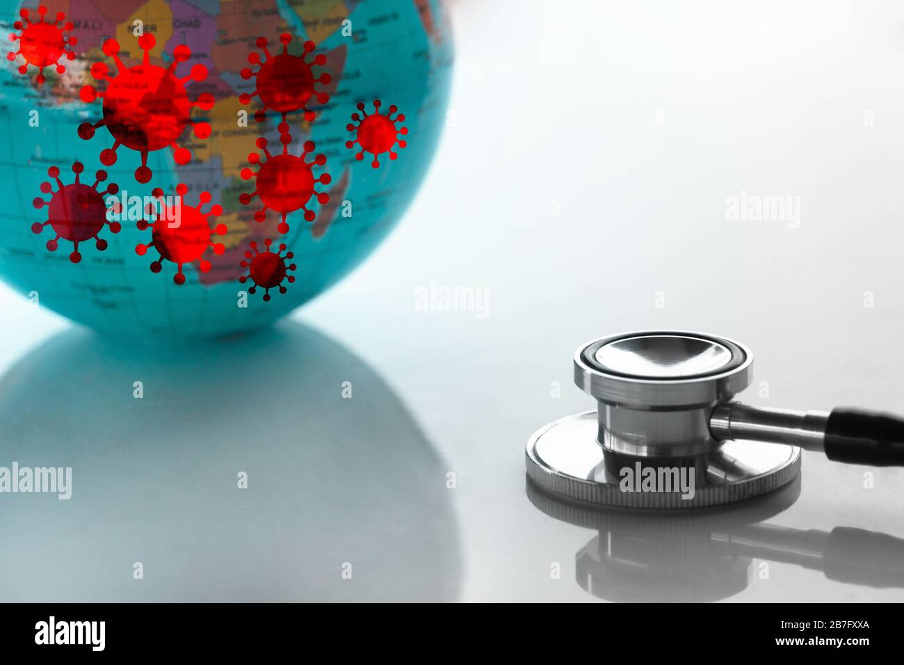 Stethoskop für medizinische Diagnose von Gesundheitsärzten mit Weltmodell und rotem Coronavirus oder Kovid-19-Pandemie-Konzept weißer Hintergrund Stockfoto