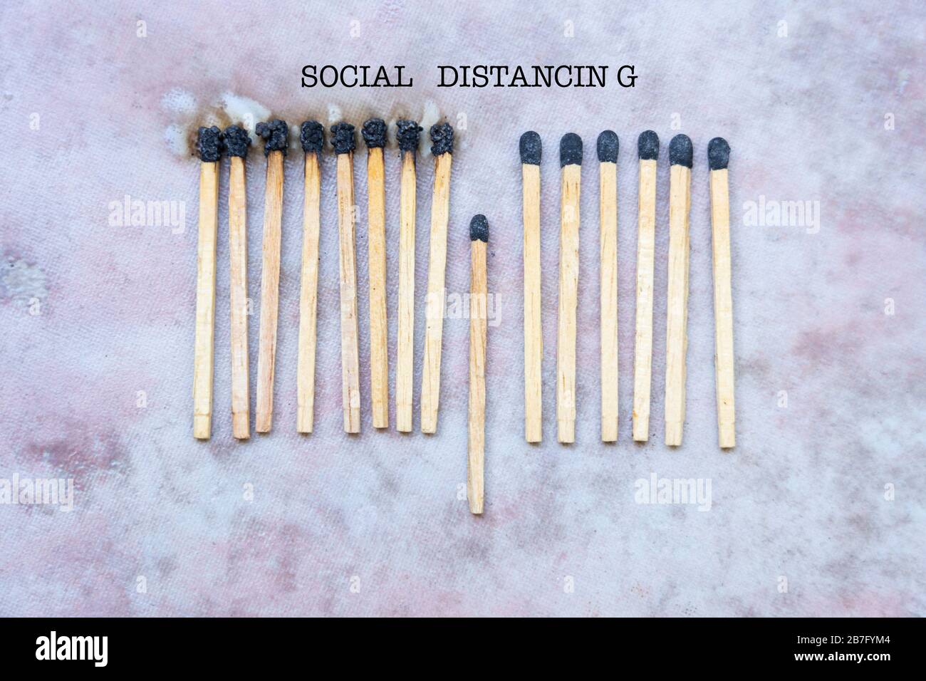 Konzeptionelles Bild der sozialen Distanzierung als Interventionsmethode gegen die Verbreitung von Coronavirus, COVID-19. Stockfoto