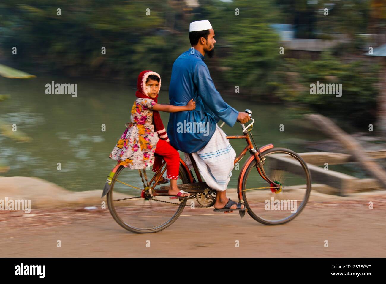 Eine Gruppe von Menschen aus Bangladesch, die mit dem Fahrrad vom Land, Bangladesch, reisen. Stockfoto