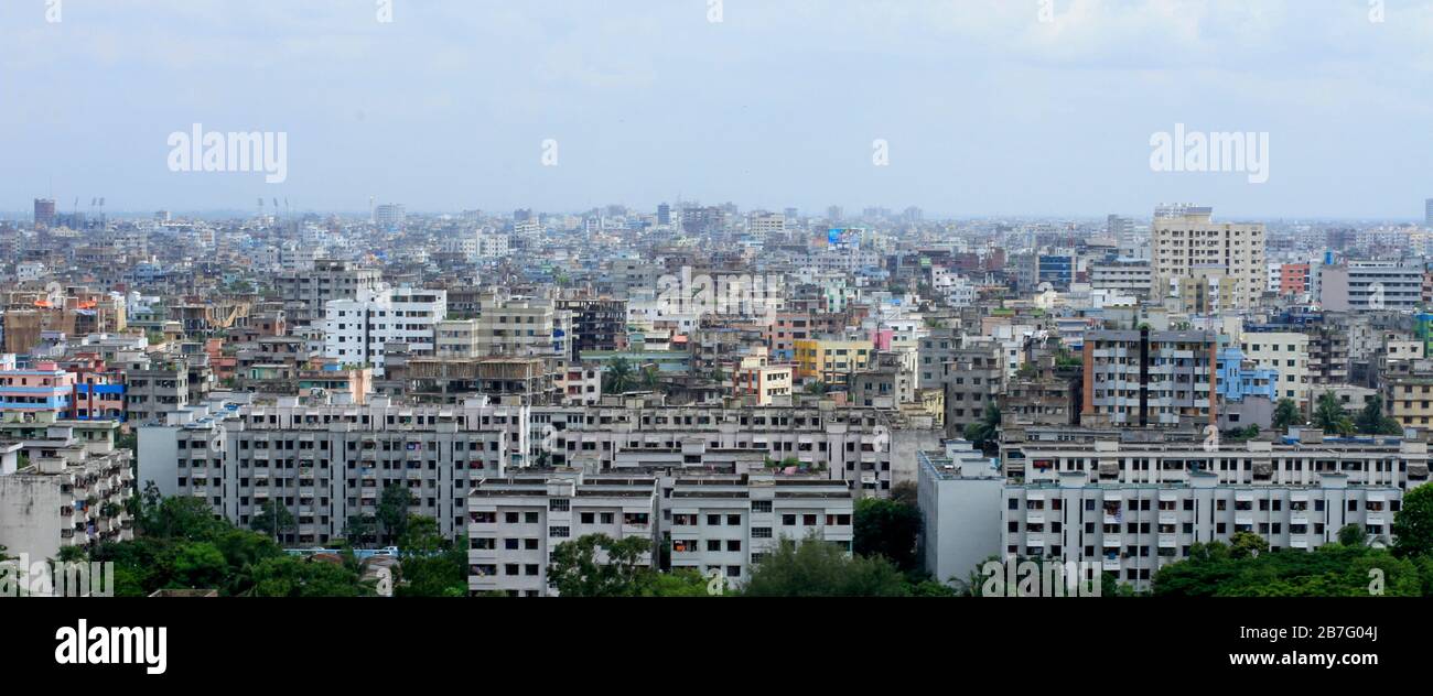 Dhaka ist eine der bevölkerten und verschmutzten Städte der Welt, in der mehr als 40 Millionen Menschen leben. Panoramablick auf Mirpur Teil der Stadt. Stockfoto