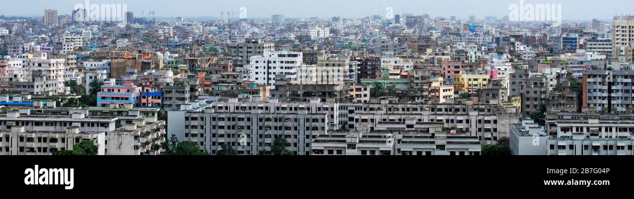 Dhaka ist eine der bevölkerten und verschmutzten Städte der Welt, in der mehr als 40 Millionen Menschen leben. Panoramablick auf Mirpur Teil der Stadt. Stockfoto