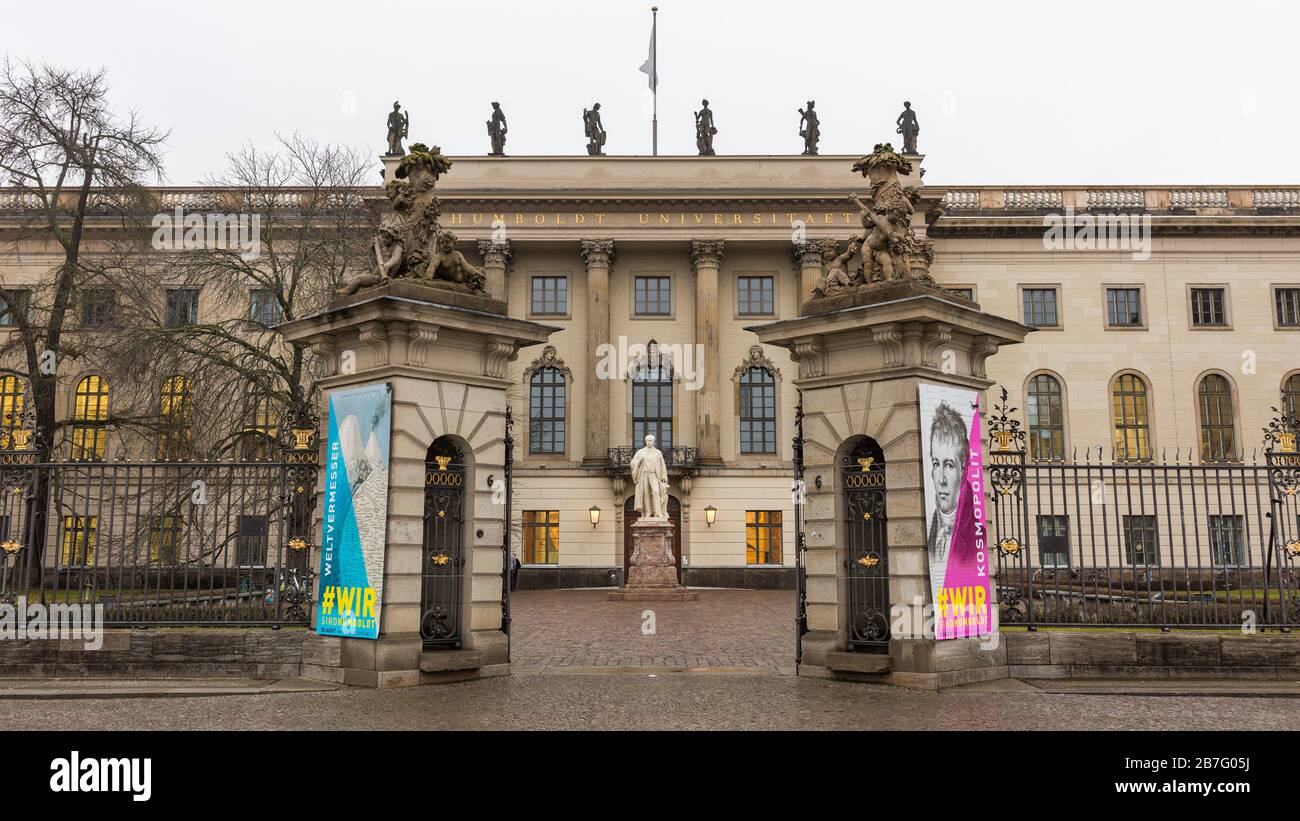 Blick auf das Eingangstor der Universität von Humboldt, unter den Linden in Berlin Mitte. Gleich nach dem Tor eine Statue von Humboldt. Stockfoto