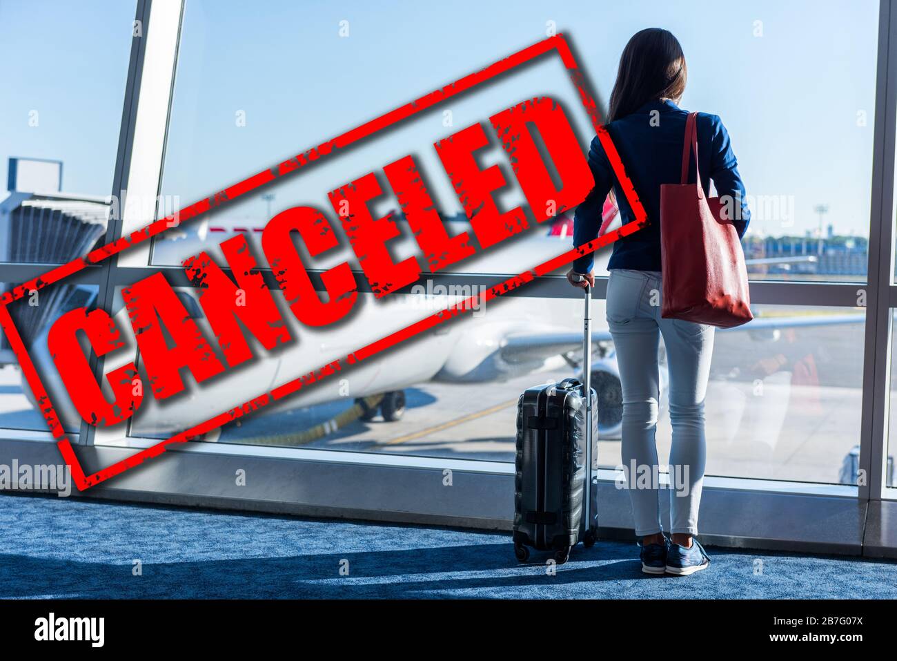 Flugreisen und Flugreisen des Flugzeugs wegen eines Reiseverbots von Coronavirus gestrichen. Krise in der Luftfahrt, in der Fluglinie und in der Industrie durch Corona-Virus-Kovid 19 oder andere. Roter Stempeltext auf der Ebene im Flughafen abgebrochen Stockfoto