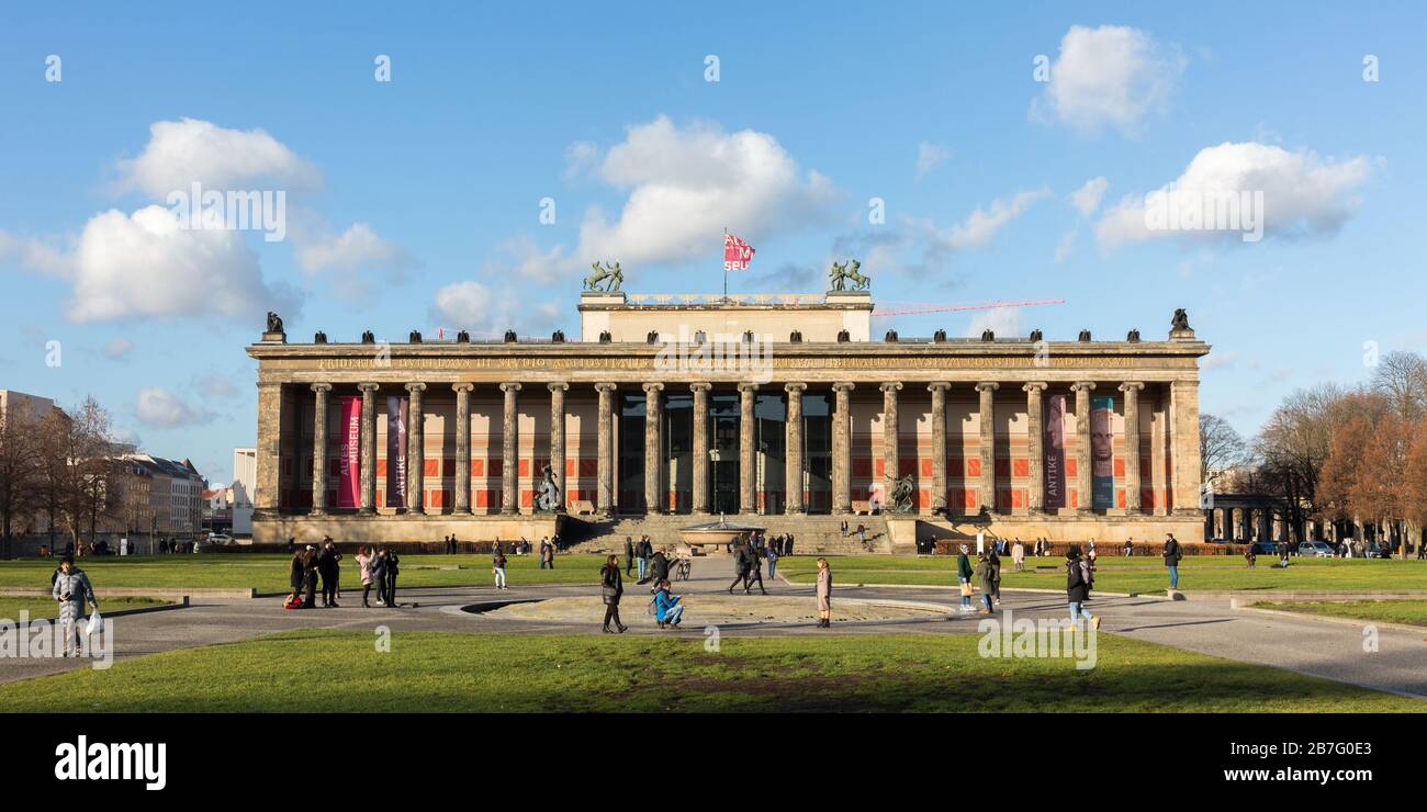 Panorama-Blick auf das so genannte alte Museum mit fleckigen Wolken und blauem Himmel. Touristen zu Fuß. Neoklassizistische Architektur, UNESCO-Stätte. Stockfoto