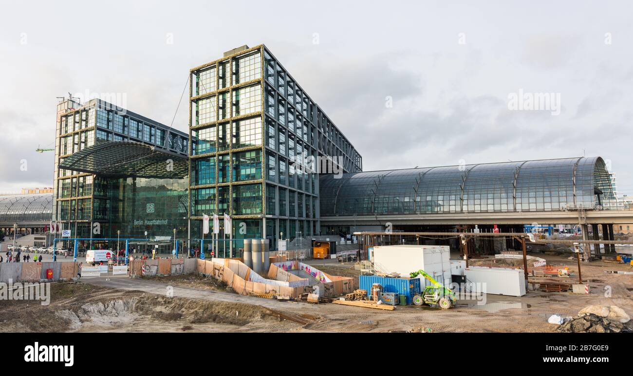 Hochauflösendes Panorama des Berliner Hauptbahnhofs. Im Vordergrund Bauarbeiten (Baustelle). Stockfoto