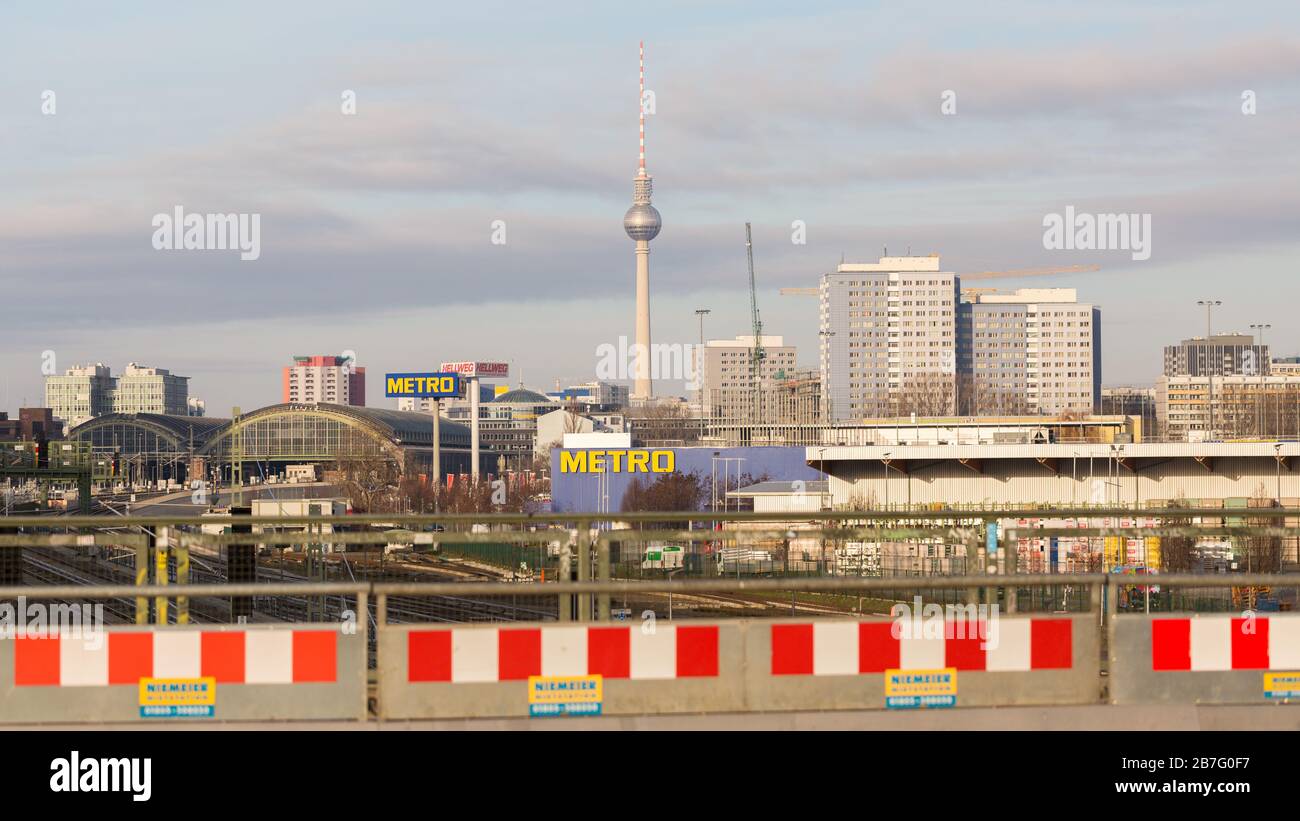 Berliner Stadtbild - mit Ostbahnhof, Berliner Fernsehturm und Wohngebäuden. Inkl. Metro-Markt und Logos. Panoramafarma., Stockfoto