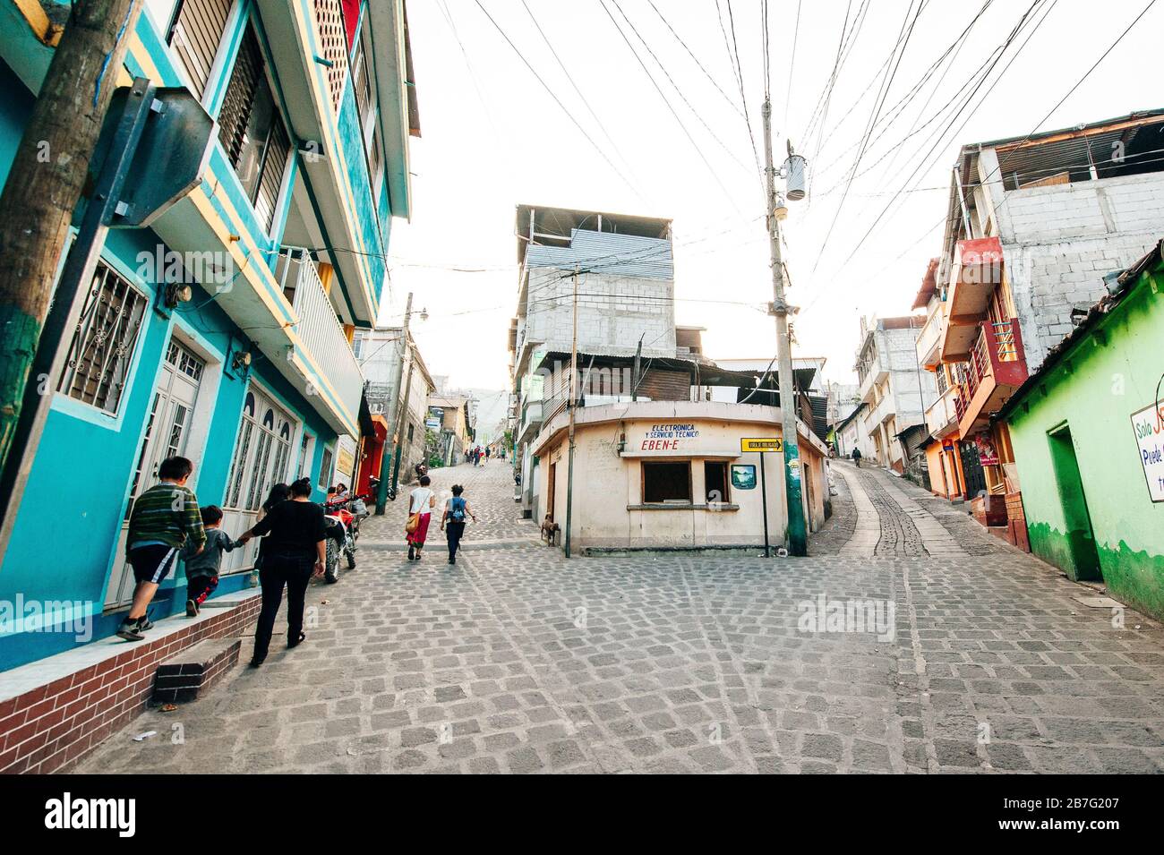 SAN PEDRO LA LAGUNA, GUATEMALA - APRIL 2019 Blick auf die Stadt San Pedro la Laguna Stockfoto