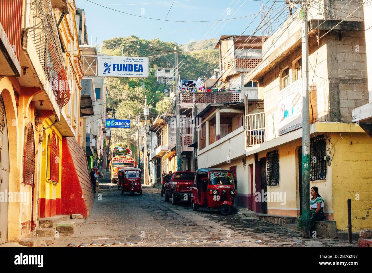 SAN PEDRO LA LAGUNA, GUATEMALA - APRIL 2019 Blick auf die Stadt San Pedro la Laguna Stockfoto