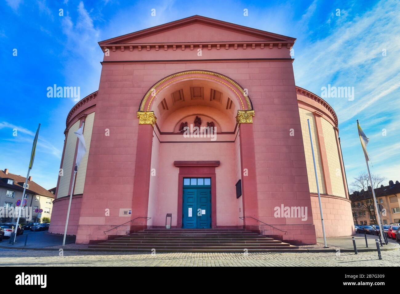 Darmstadt-Deutschland - März 2020: Außenansicht der katholischen Kirche 'St. Ludwig' mit rundem Kuppeldach Stockfoto