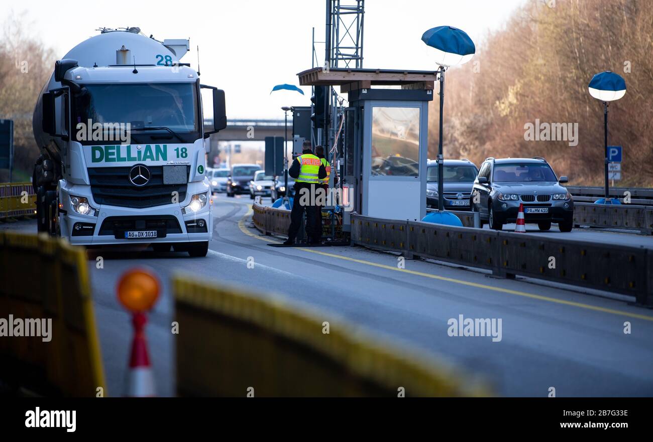 Pocking, Deutschland. März 2020. Polizisten stehen an einem Kontrollpunkt auf der Autobahn 3 in der Nähe von Pocking. Deutschland hat beschlossen, seine Grenzen wegen der Ausbreitung des Coronavirus zumindest teilweise zu schließen. Credit: Sven Hoppe / dpa / Alamy Live News Stockfoto