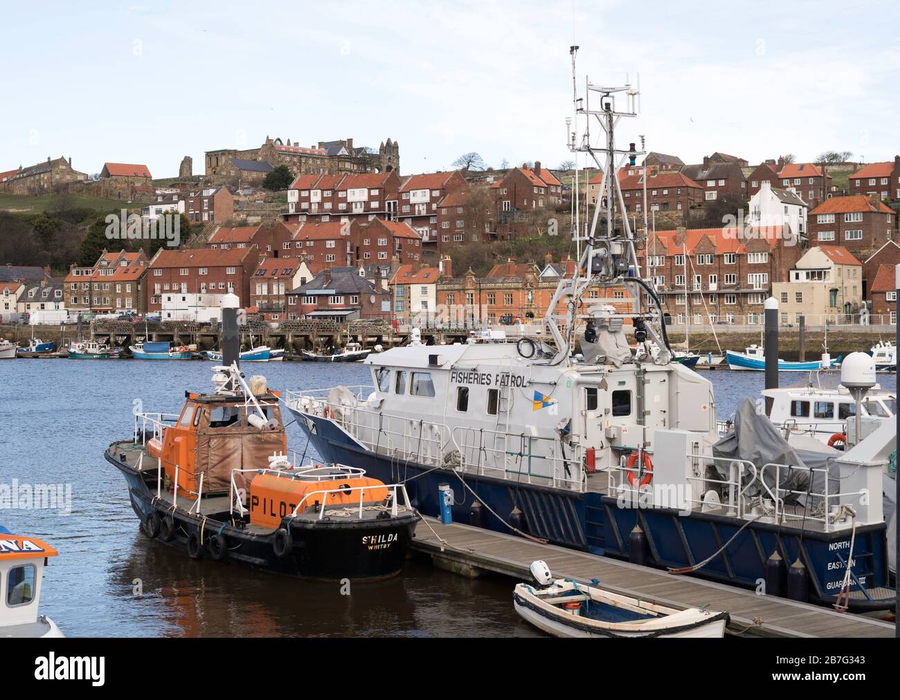 Fischereipatrouillenschiff North Eastern Guardian III und Pilotboot St Hilda moored in Whitby Harbour, North Yorkshire, England, Großbritannien Stockfoto