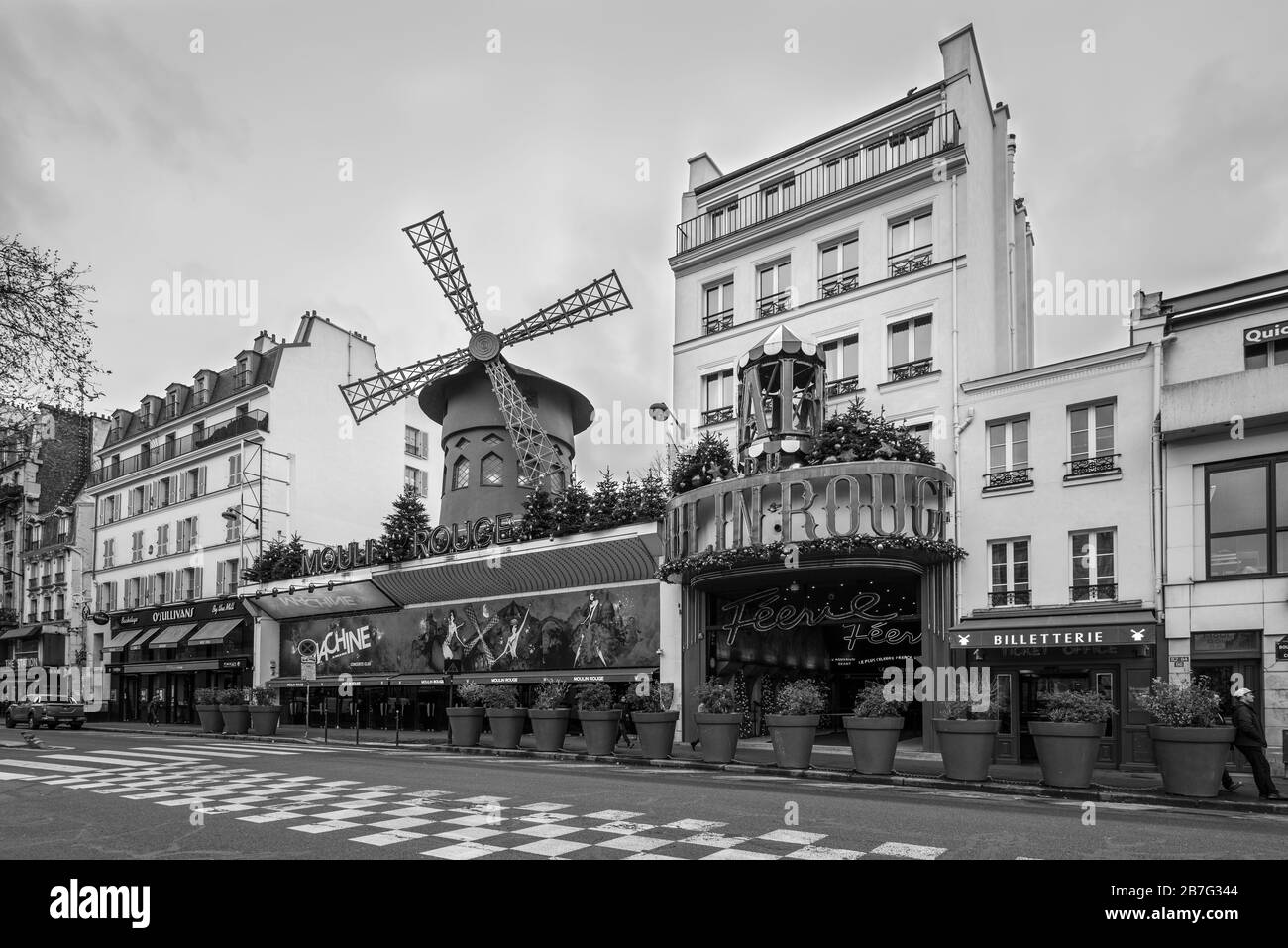 Paris, Frankreich - 23. Dezember 2018: Das Moulin Rouge in Paris, Frankreich. Moulin Rouge ist ein berühmtes Kabarett, das im Jahre 1889 erbaut wurde und sich im Pariser Rotlicht befindet Stockfoto