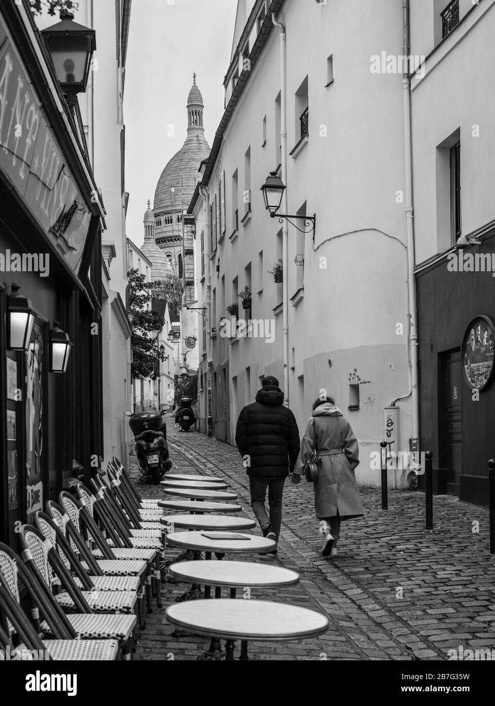 Paris, Frankreich - 23. Dezember 2018: Blick auf die gemütliche Straße im Viertel Montmartre in Paris, Frankreich. Architektur und Wahrzeichen von Paris. Schwarz-weiß pH Stockfoto