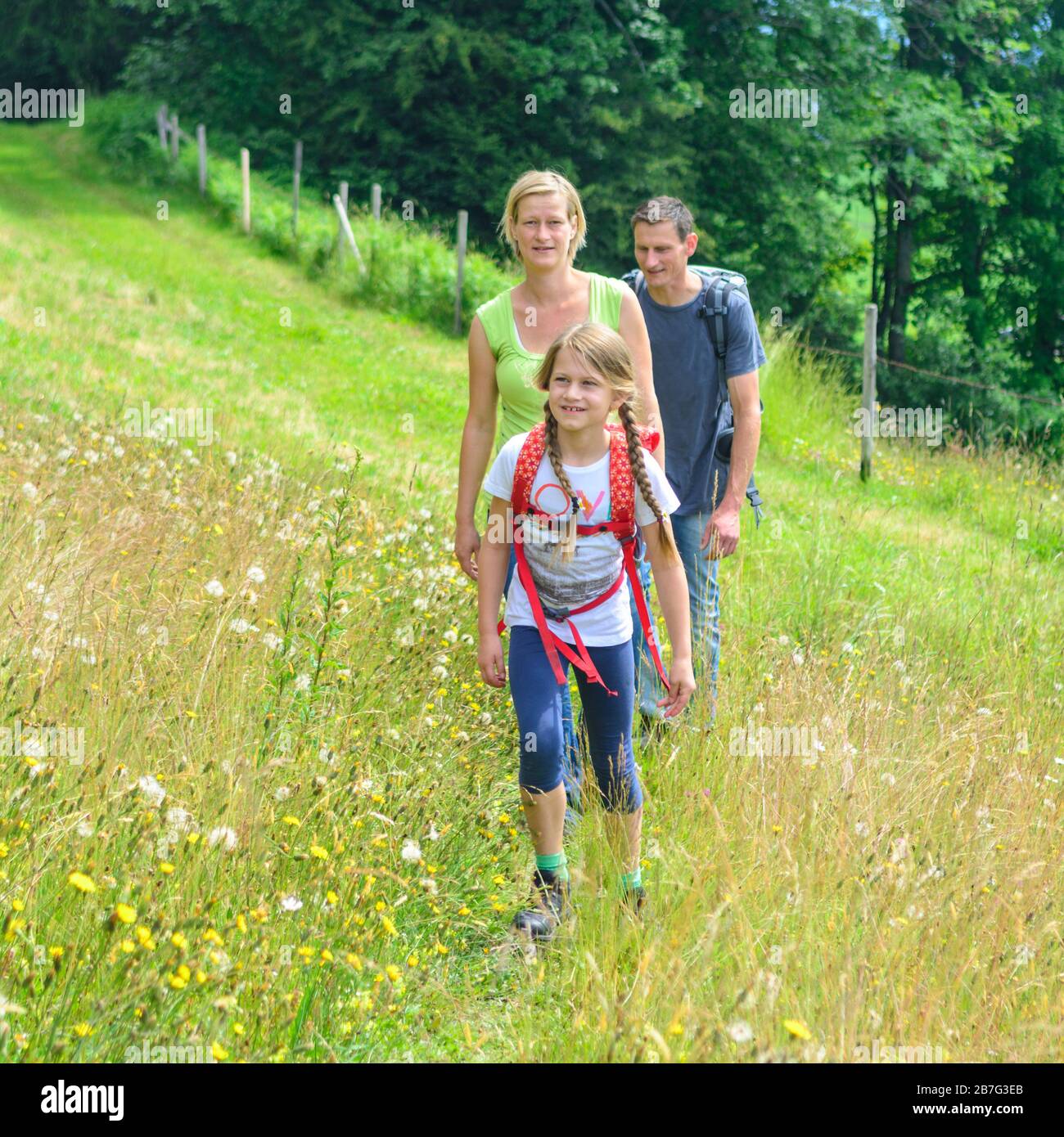 Junge Familie eine Wanderung in der Natur des Alpenvorlandes in der Nähe von Sulzberg in Westösterreich Stockfoto