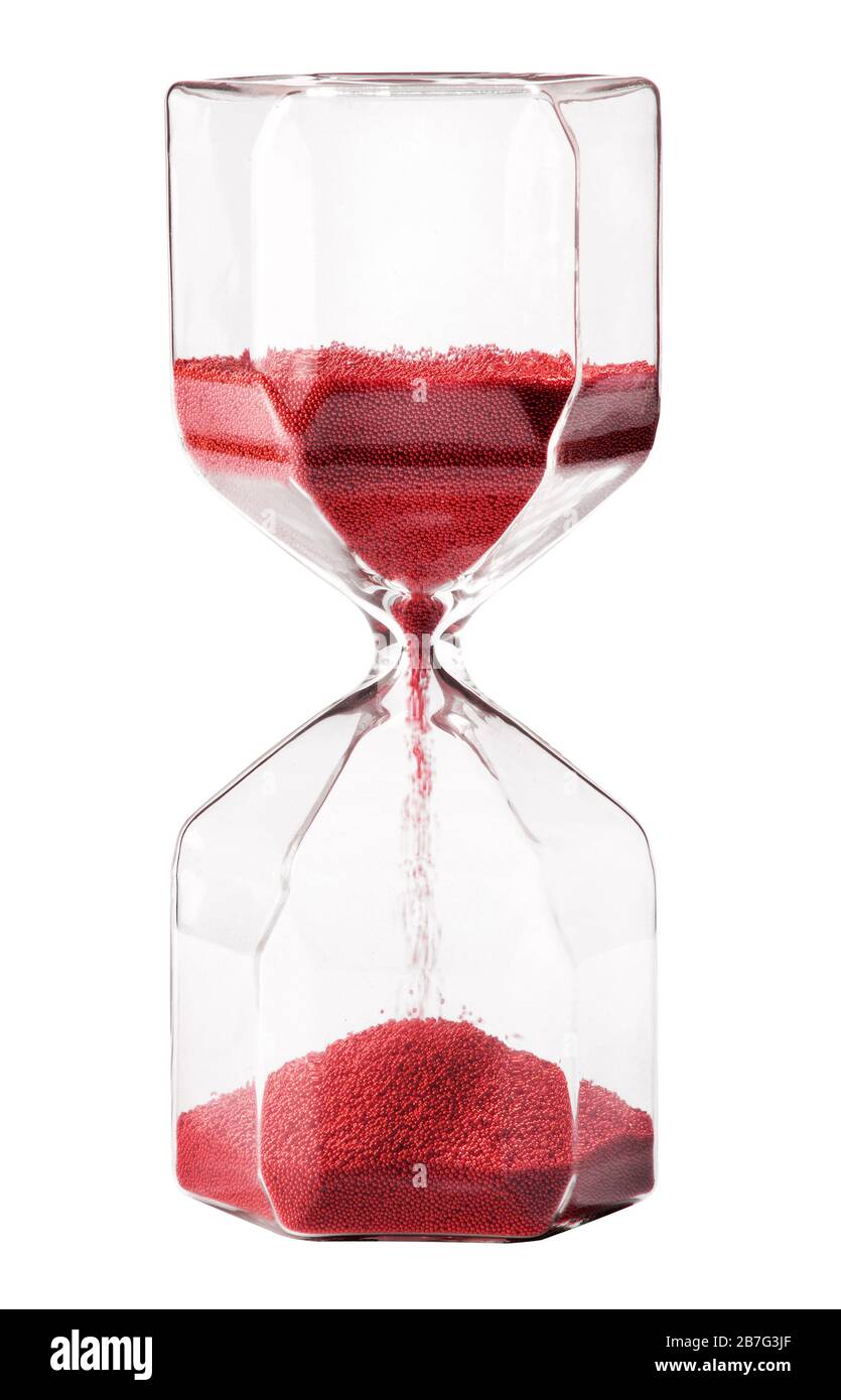 Alte Sanduhr aus Glas mit rotem Sand, der durch die Glühbirnen läuft, die die vergehenden Stunden und Minuten messen und bis zu einem auf Weiß isolierten Termin zählen Stockfoto