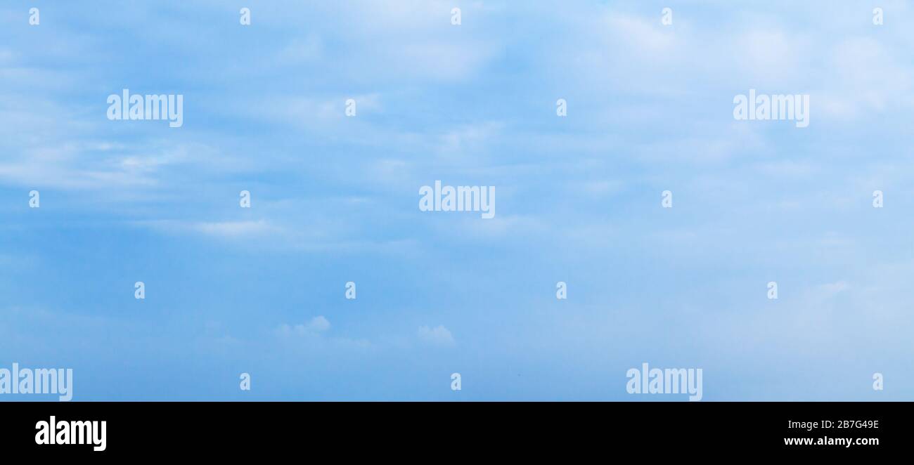 Blauer Himmel mit Wolken am Tag, natürliches Panorama-Hintergrundfoto Stockfoto