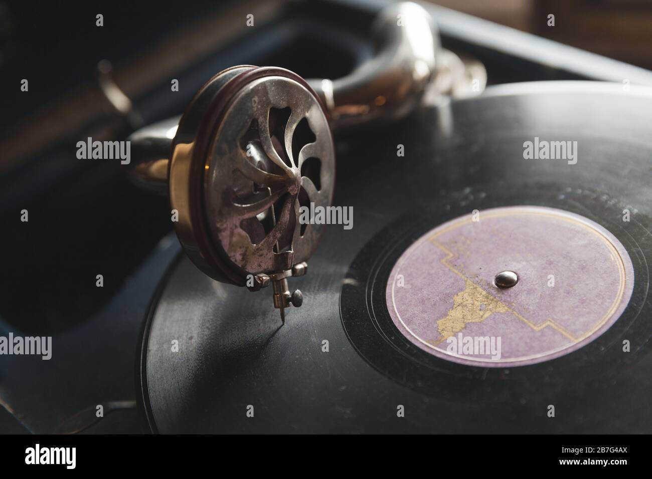 Vintage Grammophone Needle befindet sich auf einer Schallplatte Stockfoto