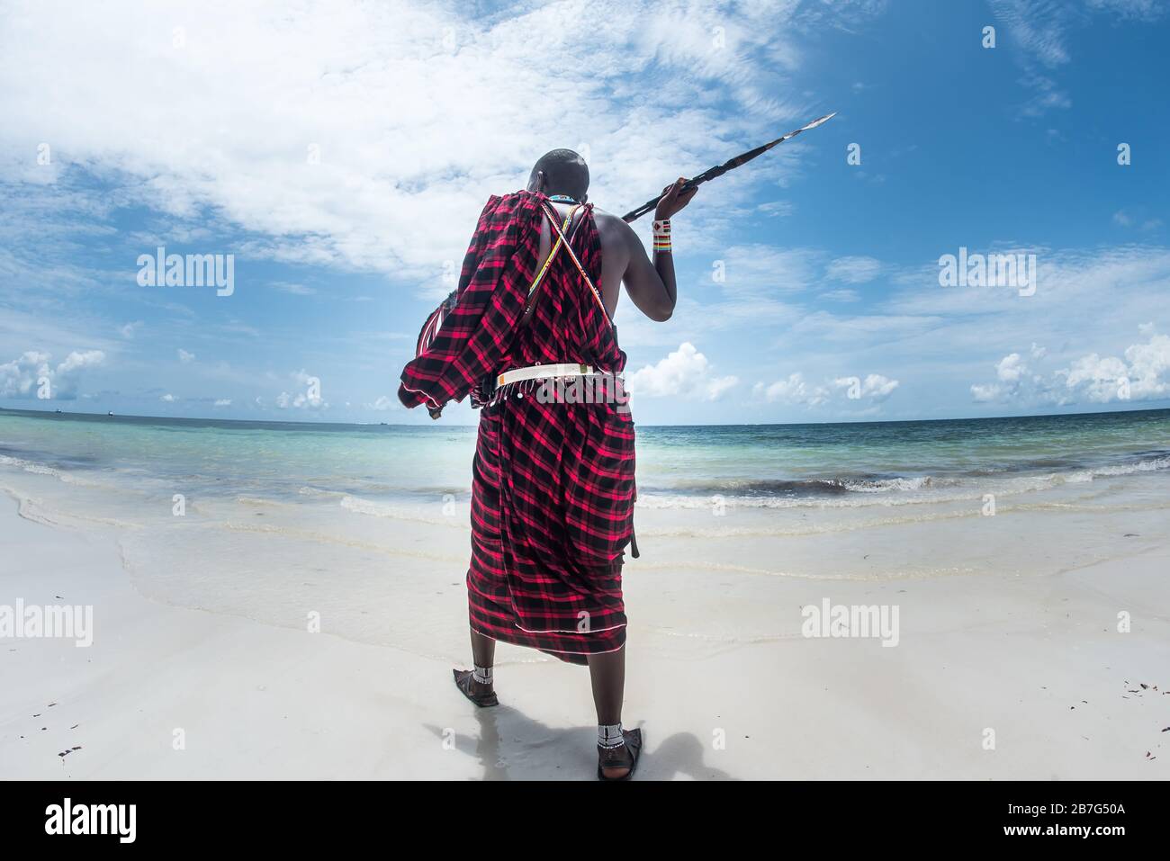 Masai isoliert am Strand in Watamu, Diani Beach Kenya, Afrika - Porträt eines Maasai am Kendwa Strand, Sansibar, Tansania Stockfoto