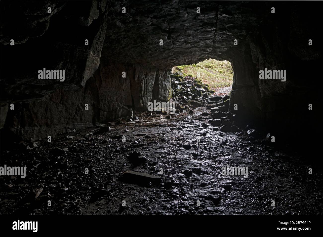 Der Eingang zur Yordas Cave. Kingsdale, Yorkshire Dales. Stockfoto