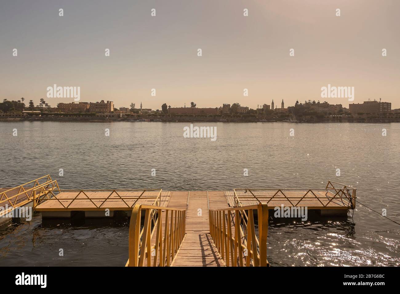 Fähranleger entlang der Ostbank des Nils in Luxor Stockfoto