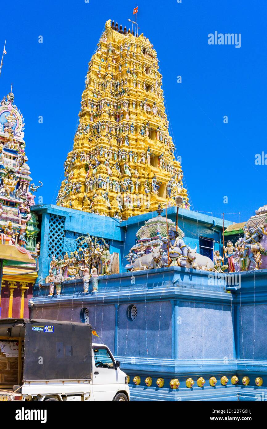 Südasien Sri Lanka Matale Sri Muthumariamman Thevasthanam Hindu-Tempel erbaut 1874 32.9 m 108 ft hoch Gopuram Raja Kohurum' reich verzierten Turm Stockfoto