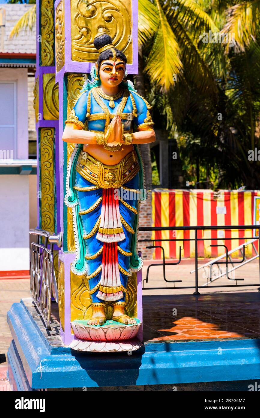 Südasien Sri Lanka Matale Sri Muthumariamman Thevasthanam Hindu Tempel gebaut 1874 weibliche Figur sari saree Säule Hakenkreuz Hakenkreuze Metall Stockfoto