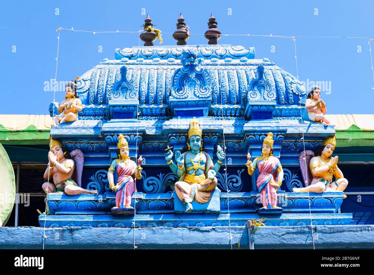 Südasien Sri Lanka Matale Sri Muthumariamman Thevasthanam Hindu Tempel gebaut 1874 verzierten bunten Figuren Götter Dach Detail Stockfoto