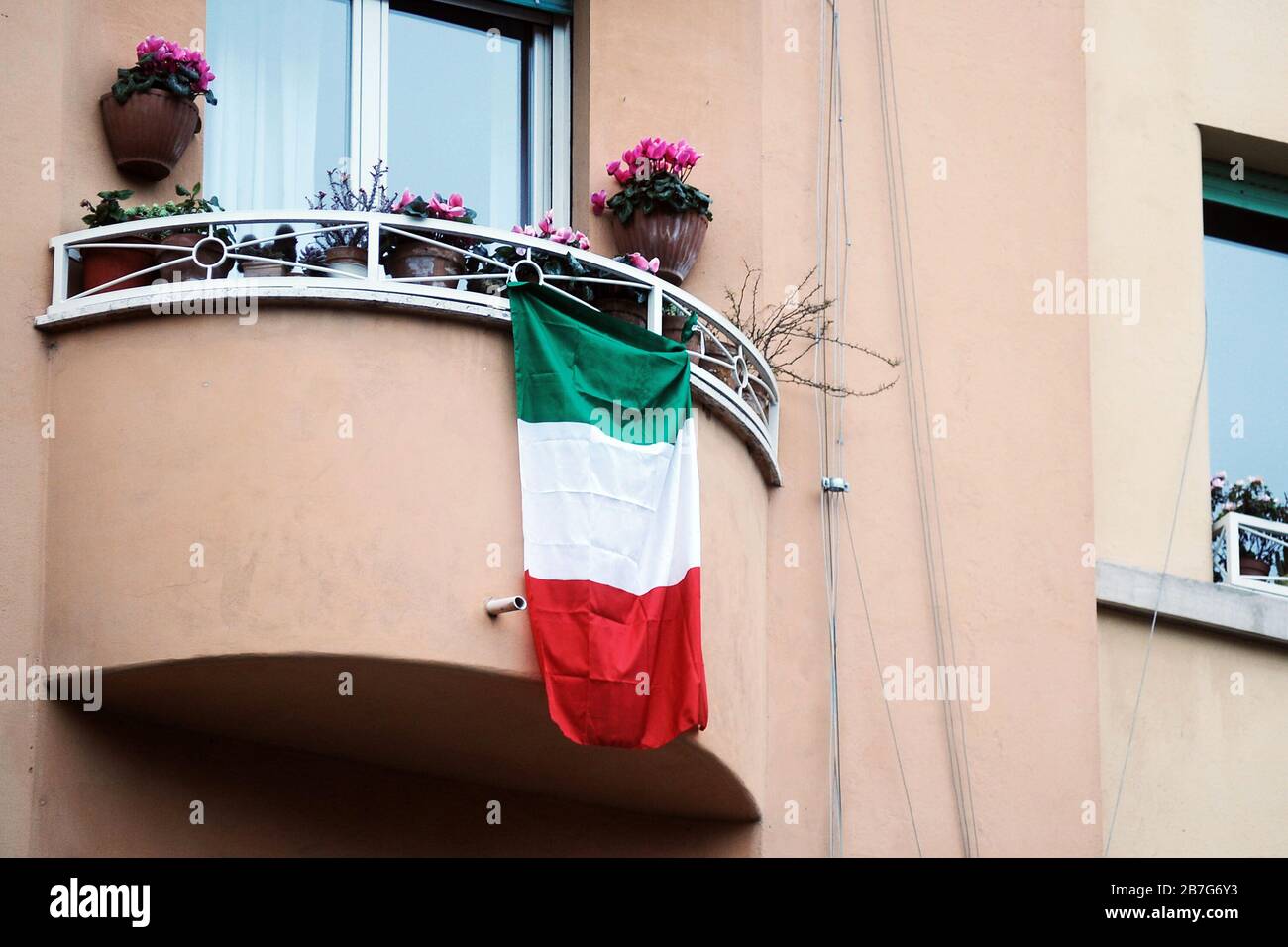 Rom, Coronavirus. Flash Mob Inno d'Italia auf der Piazza Melozzo da Forli '. Stockfoto