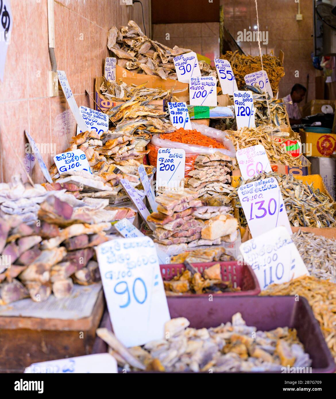 Südasien Sri Lanka Kandy Singhala Central Province alte Hauptstadt Stadtzentrum Zentrum Straße Markt Szene Shop Geschäft gesalzen getrockneten Fisch Karton Stockfoto