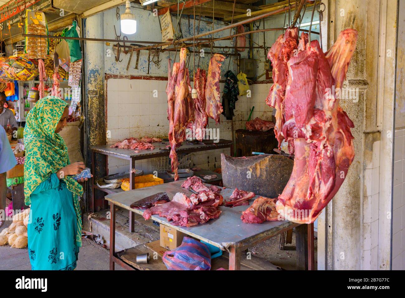 Südasien Sri Lanka Kandy Singhala Central Province alte Hauptstadt Essen Municipal Central Market Metzger Fleisch auf roten Haken Schiene Tabellen Stockfoto