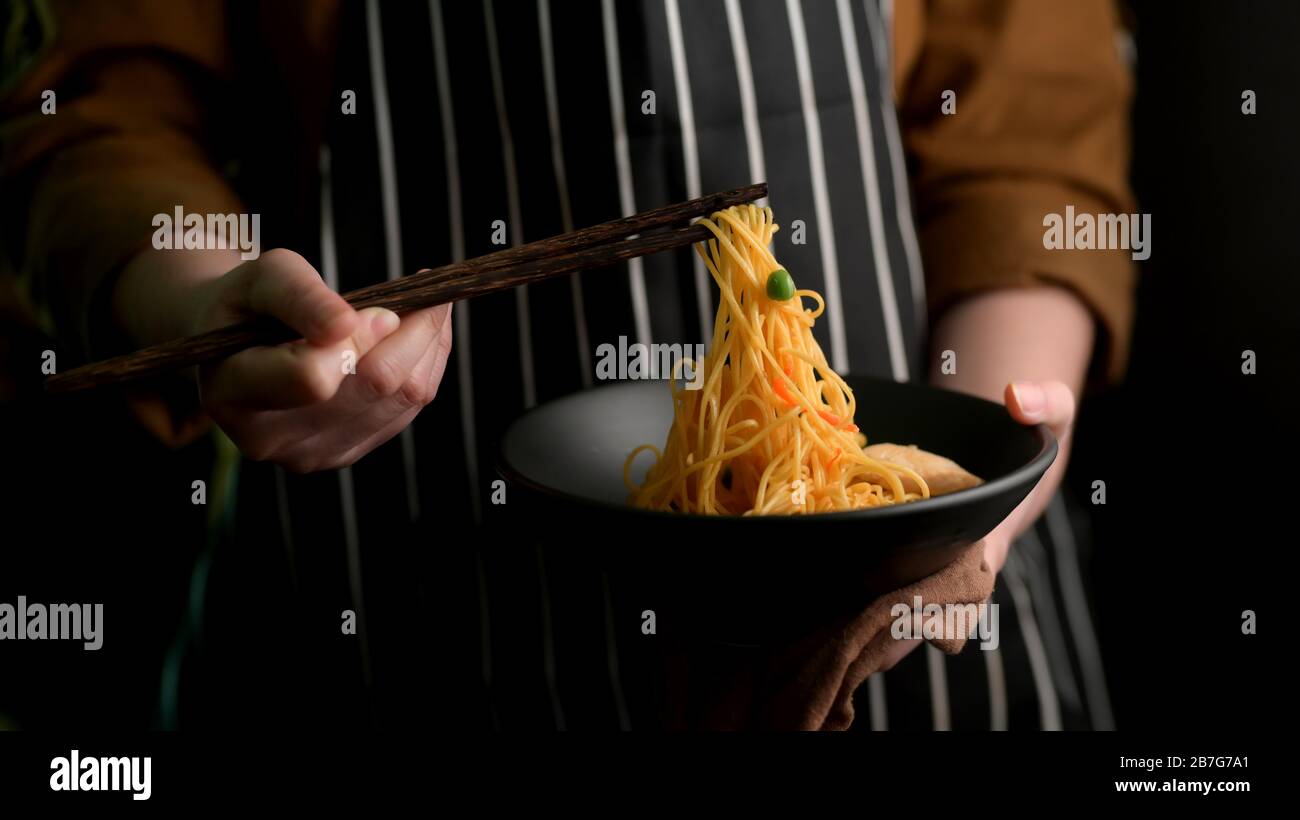 Nahaufnahme einer Frau, die bereit ist, Schezwan-Nudeln oder Chow Mein zu essen Stockfoto