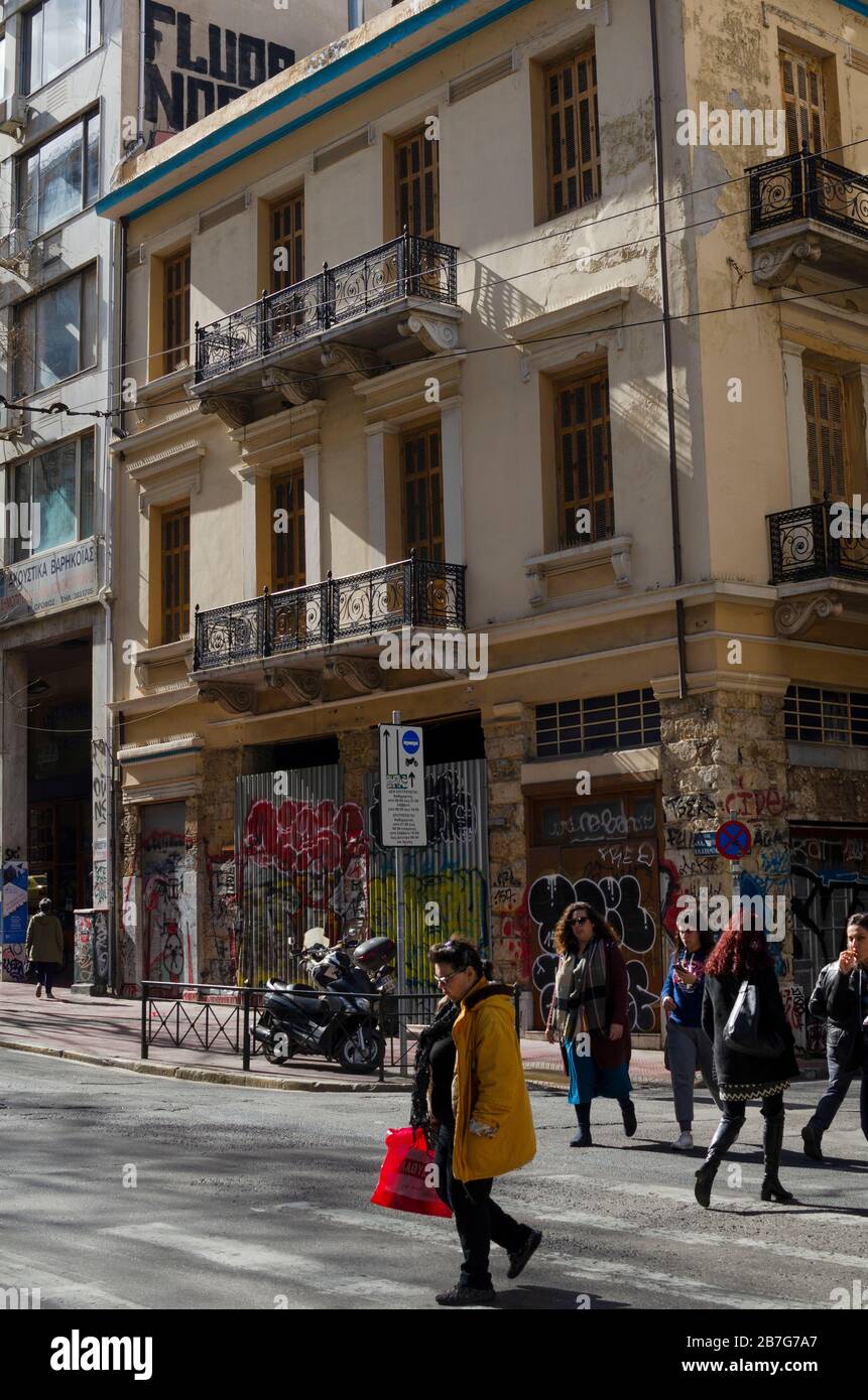 ATHEN, GRIECHENLAND - 03. März 2020 - Menschen, die eine belebte Durchgangsstraße im Zentrum Athens Griechenland überqueren Stockfoto