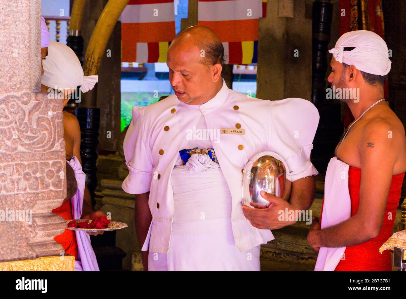 Sri Lanka Kandy Singhala Sri Dalada Maligawa Tempel des Heiligen Zahns Relic Buddhist Buddhismus Interior Begleiter traditionelle Tracht Stockfoto