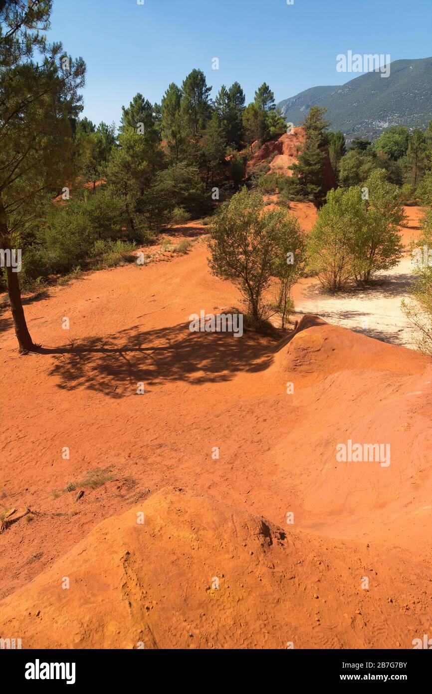 Blick auf die berühmten Ocra-Farbsteinbrüche in der Nähe von Roussillon in Frankreich an einem sonnigen Tag Stockfoto
