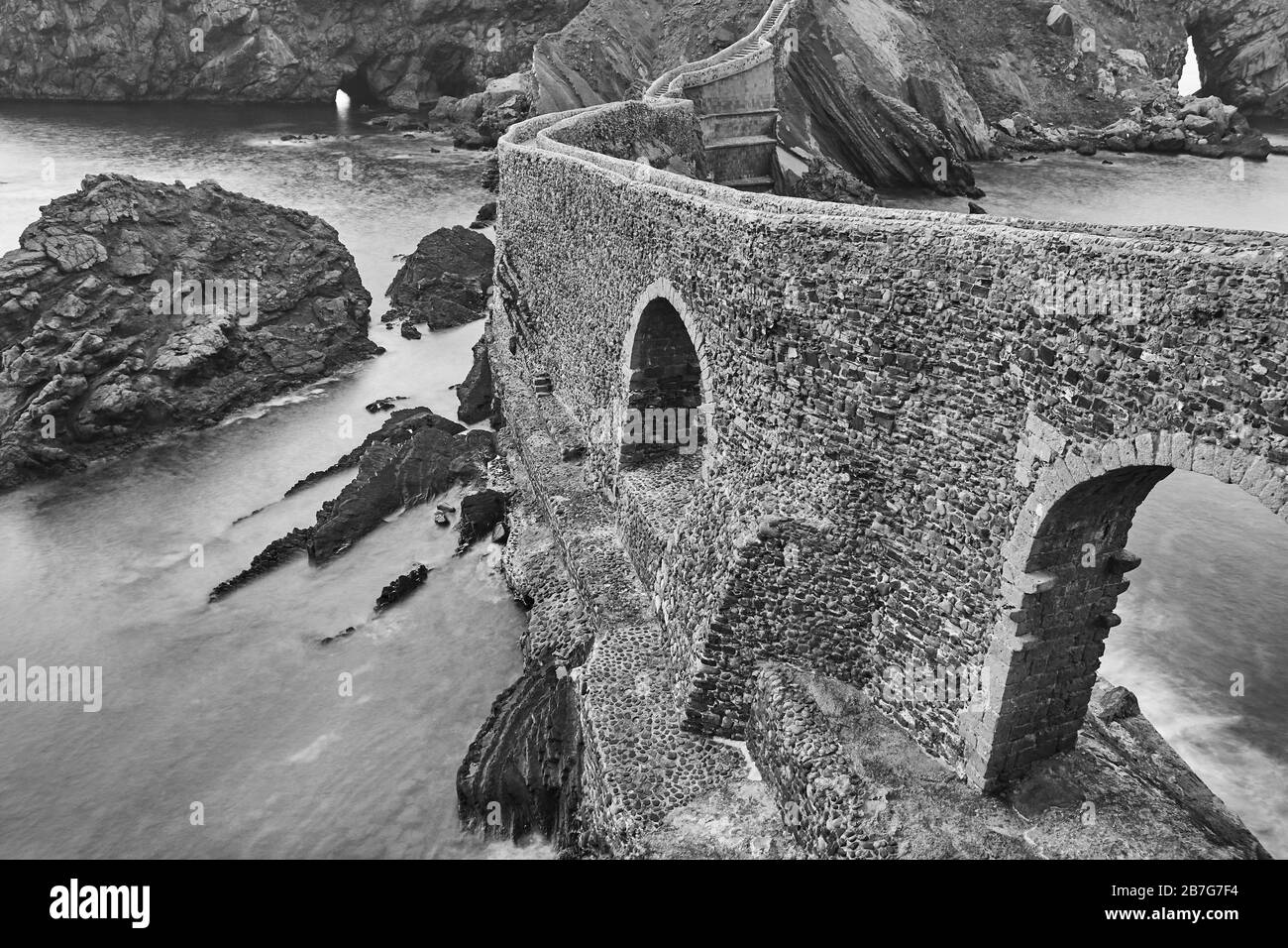 Sonnenuntergang dramatische Küstenlinie in Spanien. San Juan de Gaztelugatxe Kapelle Stockfoto