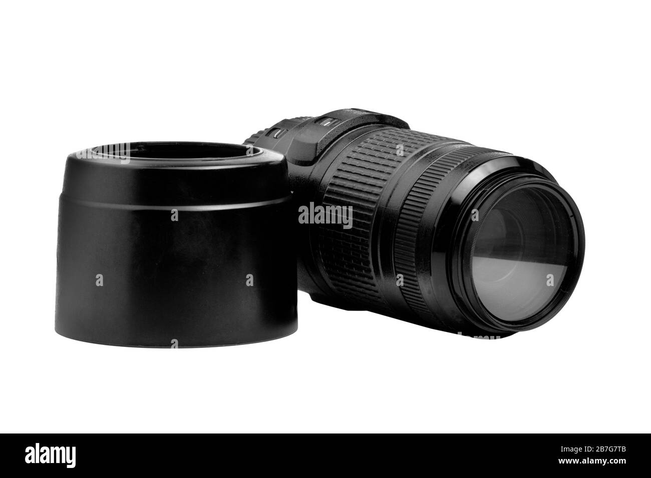 Bild eines Zoomobjektivs mit einer Objektivhaube für die Kamera auf weißem Hintergrund Stockfoto