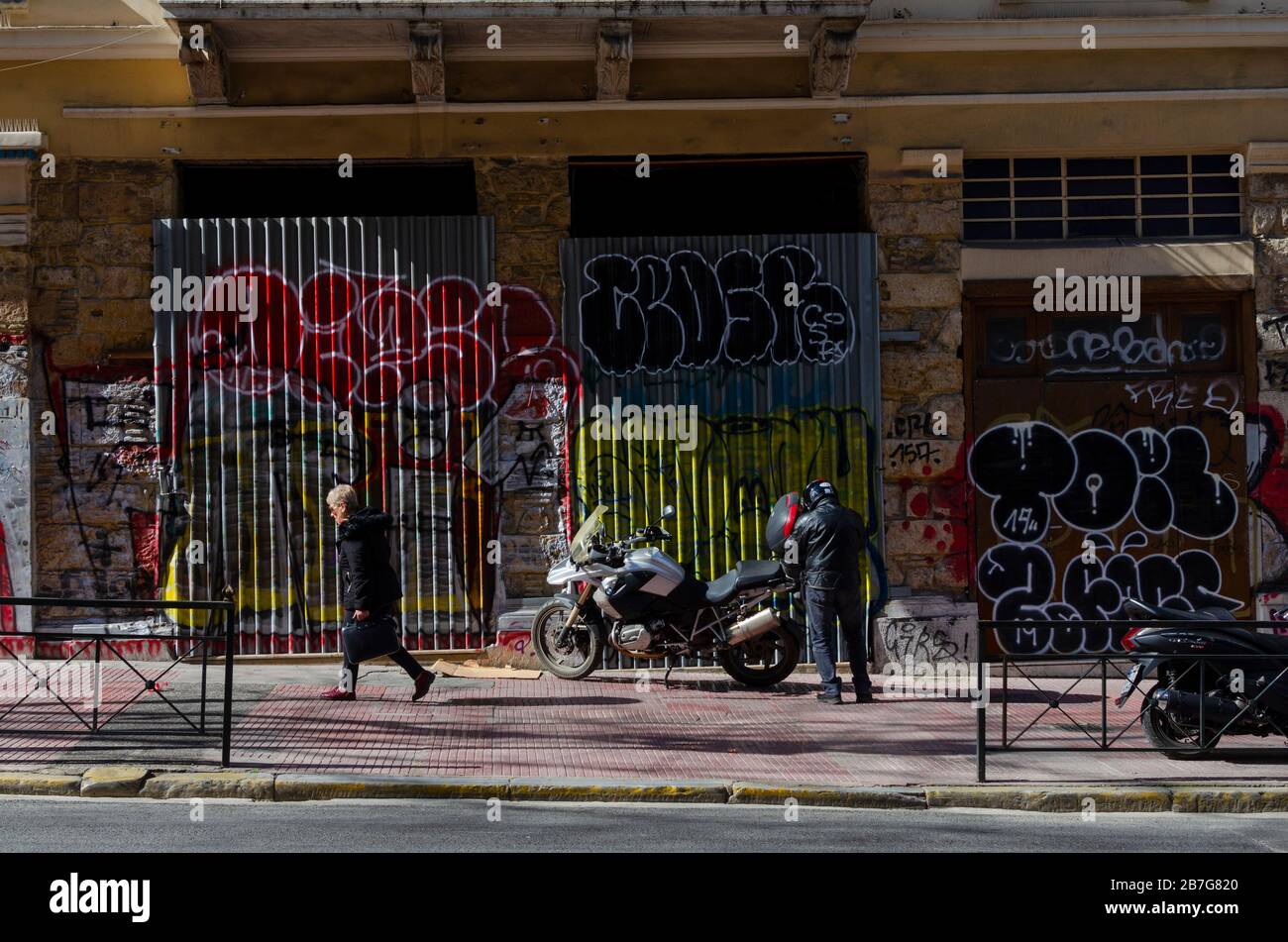 ATHEN, GRIECHENLAND - 03. März 2020 - Menschen in einer belebten Durchgangsstraße im Zentrum Athens Griechenland Stockfoto