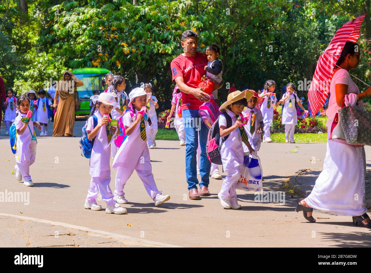 Südasien Sri Lanka Royal Botanical Gardens Perradeniya begann 1371 König Wickramabahu Junior Mädchen Schulfahrt Uniformen niedlichen Lehrern Stockfoto