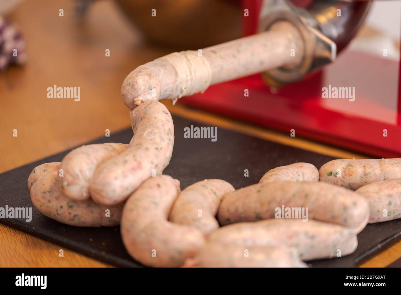 bayrische Weißwürste zu Hause herstellen, Wurstkette auf dem Tisch liegen Stockfoto