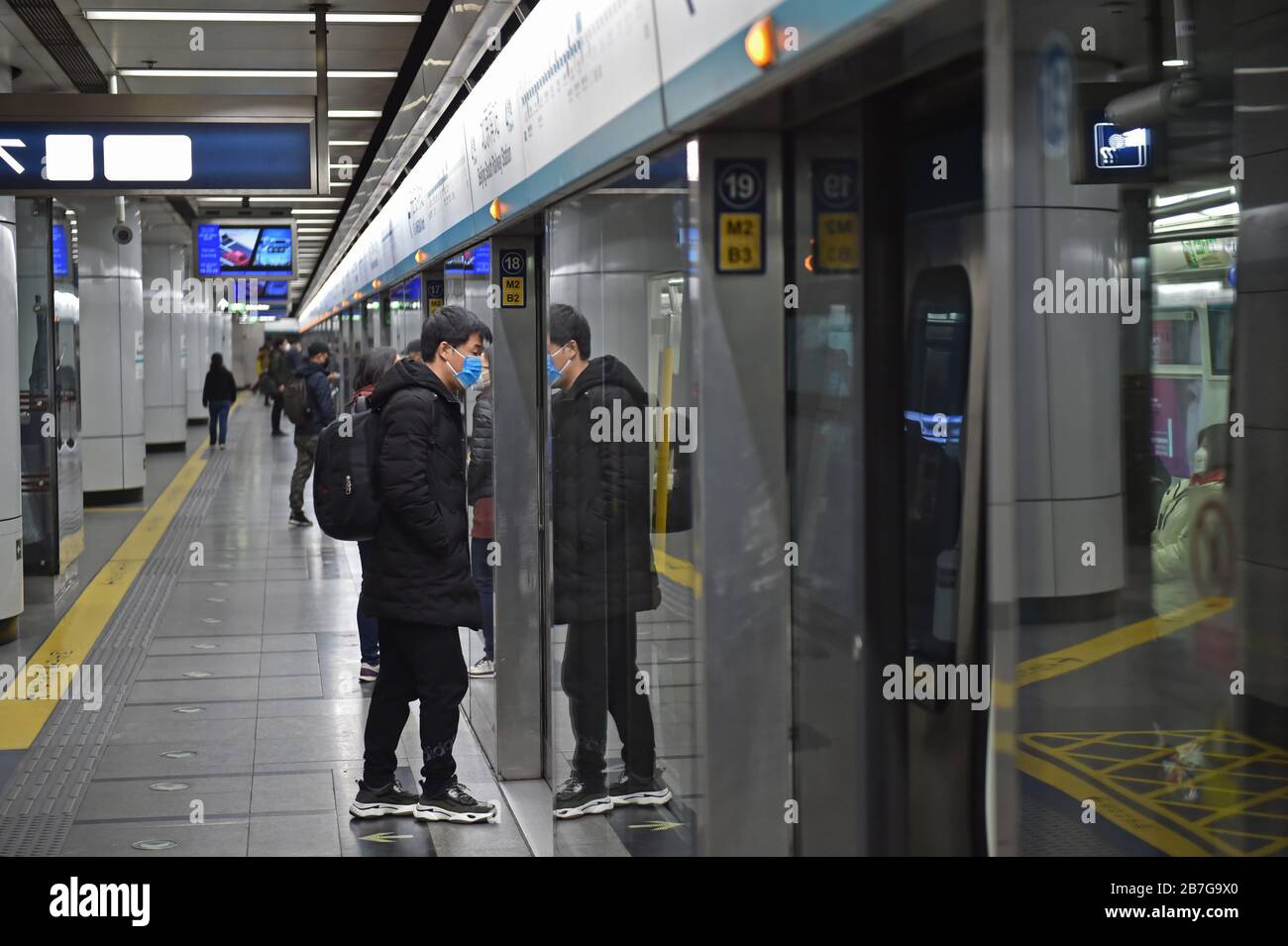 (200316) -- PEKING, 16. März 2020 (Xinhua) -- Foto vom 16. März 2020 zeigt einen Blick auf den Bahnsteig an einer U-Bahn-Station in Peking, der Hauptstadt Chinas. Die MTR in Peking (Mass Transit Railway) hat an einigen Stationen entlang der Linie 4, der Daxing-Linie und der Linie 14 Maßnahmen zur Kontrolle des Passagierflusses während der Morgenspitze getroffen, um die neuartige Coronavirus Epidemie einzudämmen. Die Passagiere müssen die Körpertemperatur messen und ihre persönlichen Daten registrieren lassen, bevor sie in die U-Bahn-Station einsteigen. (Foto von Chen Zhonghao/Xinhua) Stockfoto