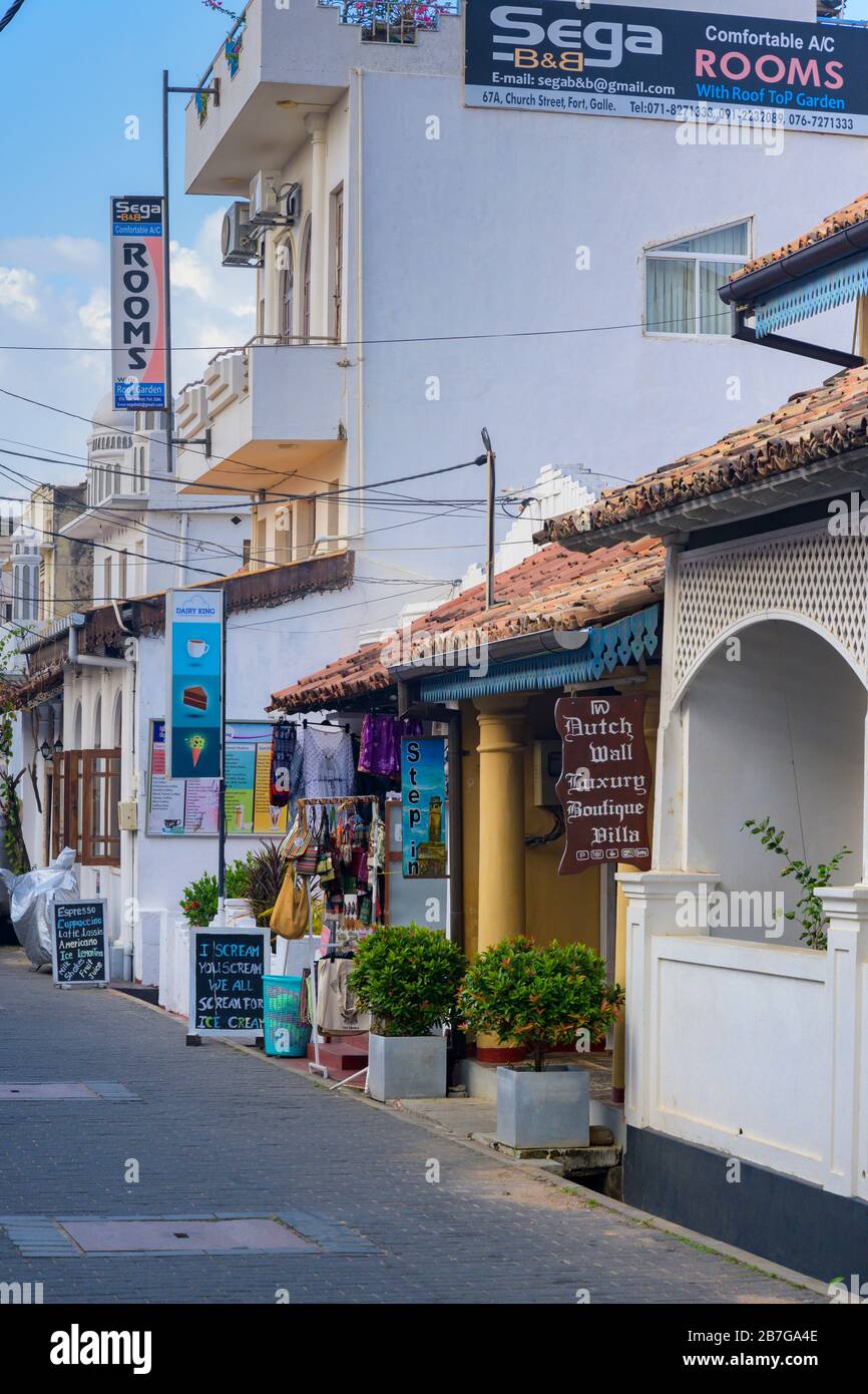 Südasien Sri Lanka Fort Galle backstreet Szene offen Kanalisation Balkon Kolonialhäuser Geschäfte Dutch Wall Luxury Boutique Villa b & b Zimmer Schilder Stockfoto