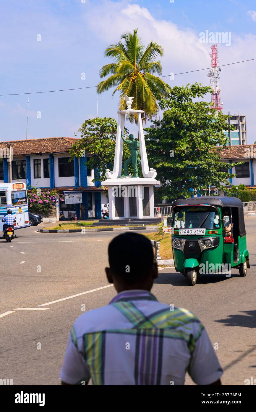 Südasien Sri Lanka Fort Galle kolonialen Stadtzentrum alten Hafen Hafen zentralen Reserve Statue zu gefallenen Soldaten Liste der Namen Tuk Tuk Motorräder Stockfoto